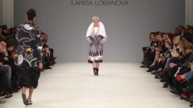 Moda gösterisi. Podyumdaki kadın model. Modeller. Yavaş çekim