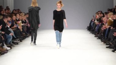 Moda gösterisi. Podyumdaki kadın model. Modeller. Yavaş çekim