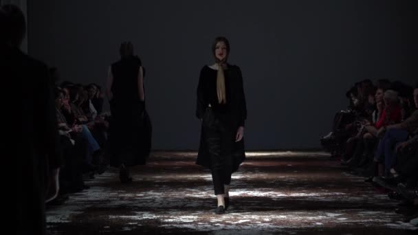 Modeshow. Vrouw model op de catwalk. Modellen. Langzame beweging — Stockvideo