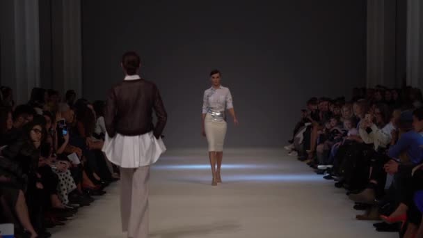 फैशन शो। कैटवॉक पर महिला मॉडल। मॉडल। धीमी गति — स्टॉक वीडियो