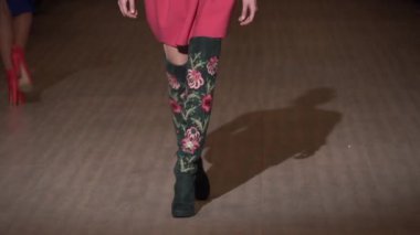 Moda gösterisi. Podyumdaki kadın model. Modeller. Yavaş çekim