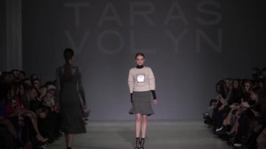Moda gösterisi. Podyumdaki kadın model. Modeller. Yavaş çekim