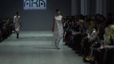 Moda gösterisi. Podyumdaki kadın model. Modeller. Yavaş çekim