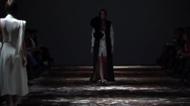 Moda gösterisi. Podyumdaki kadın model. Modeller. Yavaş çekim
