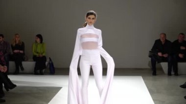 Moda gösterisi. Podyumdaki kadın model. Modeller. Yavaş çekim