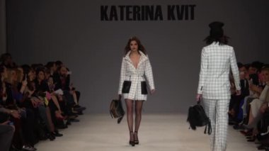Moda gösterisi. Podyumdaki kadın model. Modeller. Yavaş çekim