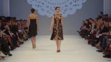 Moda gösterisi. Podyumdaki kadın model. Modeller. Yavaş çekim