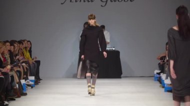 Moda gösterisi. Podyumdaki kadın model. Modeller. Yavaş çekim