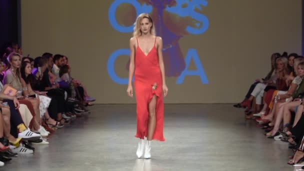 Fashion show. Woman model on the catwalk. Models. Slow motion — Stock Video