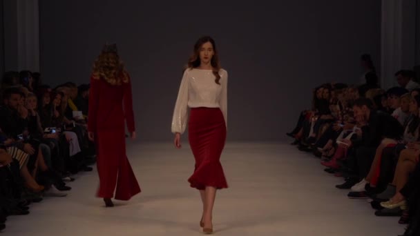 Modeshow. Vrouw model op de catwalk. Modellen. Langzame beweging — Stockvideo