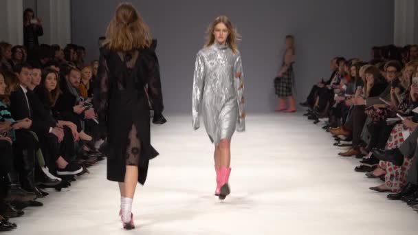 Fashion show. Woman model on the catwalk. Models. Slow motion — ストック動画