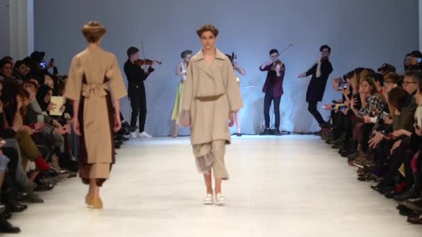 Fashion show. Woman model on the catwalk. Models. Slow motion — ストック動画