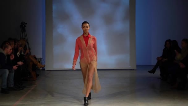 Fashion show. Woman model on the catwalk. Models. Slow motion — ストック動画