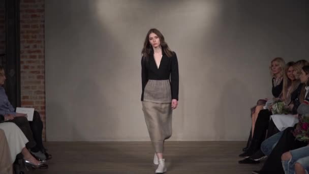 Modeshow. Vrouw model op de catwalk. Modellen. Langzame beweging — Stockvideo