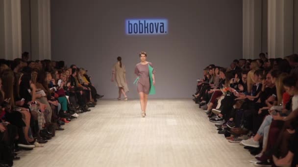 Modeshow. Vrouw model op de catwalk. Modellen. Langzame beweging — Stockvideo