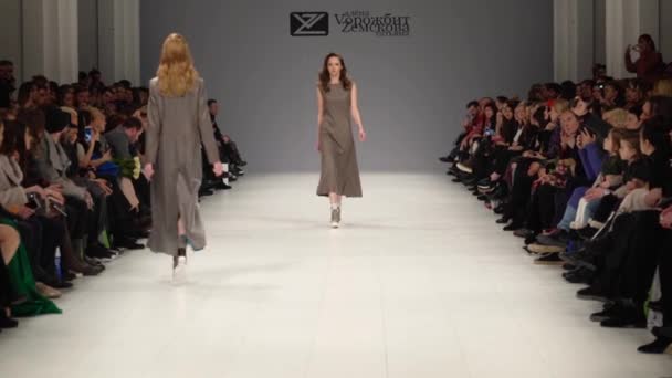 Modeshow. Vrouw model op de catwalk. Modellen. Langzame beweging — Stockvideo