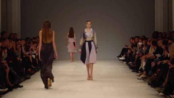 Fashion show. Woman model on the catwalk. Models. Slow motion — Stock Video