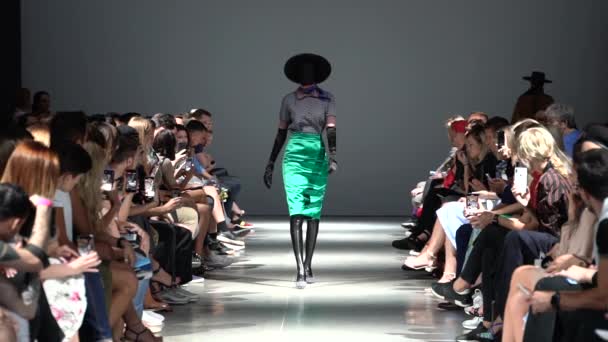 Modeshow. Vrouw model op de catwalk. Modellen. Langzame beweging — Stockvideo