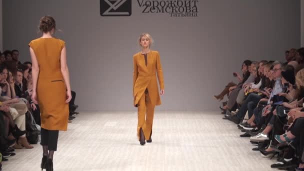 Fashion show. Woman model on the catwalk. Models. Slow motion — ストック動画