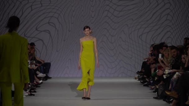 Fashion show. Woman model on the catwalk. Models. Slow motion — Stock Video