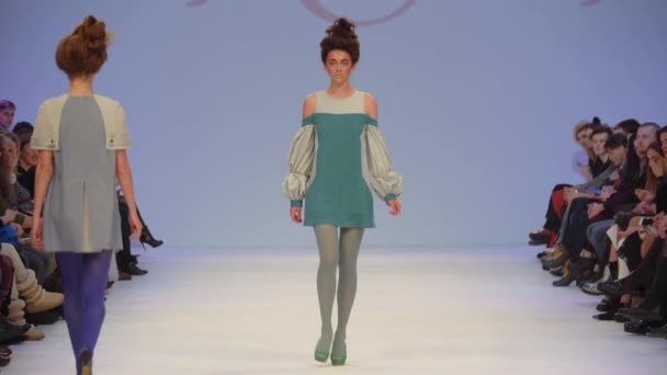 Modeshow. Vrouw model op de catwalk. Modellen. Langzame beweging — Stockvideo