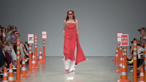 Fashion show. Woman model on the catwalk. Models. Slow motion — ストック動画