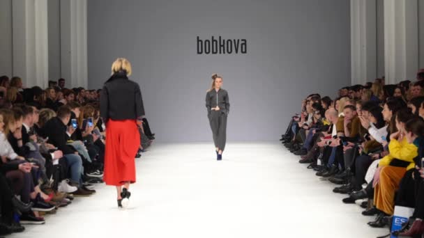 Fashion show. Woman model on the catwalk. Models. Slow motion — 비디오