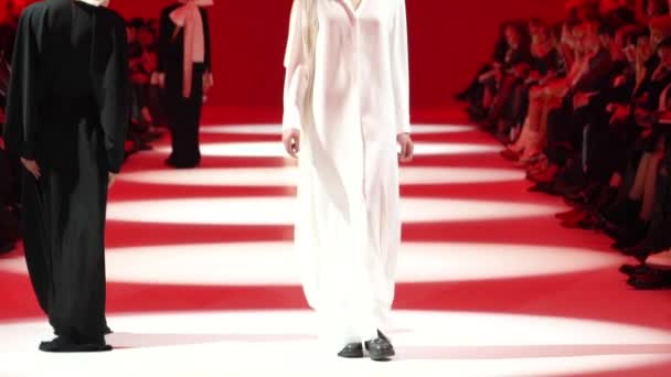 Modeshow. Vrouw model op de catwalk. Modellen. Langzame beweging — Stockvideo