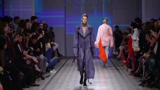 Modeshow. Vrouw model op de catwalk. Modellen. Langzame beweging — Stockvideo