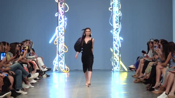 Desfile de moda. Modelo de mujer en la pasarela. Modelos. Movimiento lento — Vídeo de stock