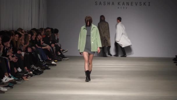 Fashion show. Woman model on the catwalk. Models. Slow motion — ストック動画