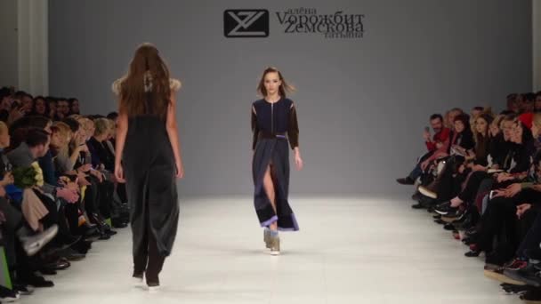 Modeshow. Vrouw model op de catwalk. Modellen. Langzame beweging — Stockvideo