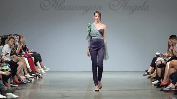 Fashion show. Woman model on the catwalk. Models. Slow motion — ストック動画