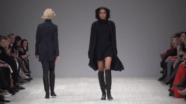 Modeshow. Vrouw model op de catwalk. Modellen. Langzame beweging — Stockvideo