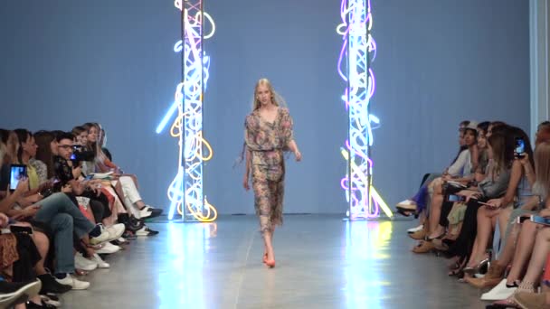 Modeshow. Vrouw model op de catwalk. Modellen. Langzame beweging — Stockvideo