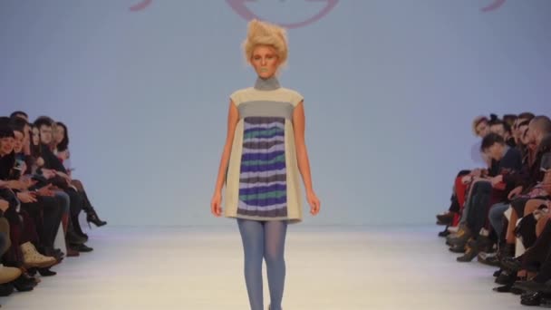 Modeshow. Vrouw model op de catwalk. Modellen. Langzame beweging — Stockvideo