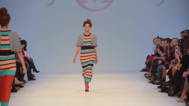 Modeshow. Vrouw model op de catwalk. Modellen. Langzame beweging — Stockvideo