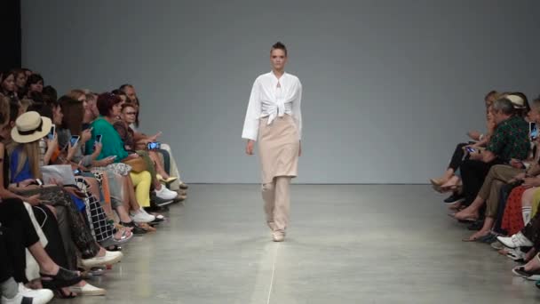 Modeshow. Vrouw model op de catwalk. Modellen. Langzame beweging — Stockvideo