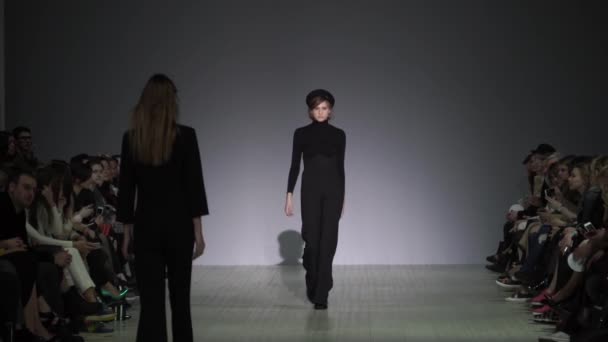 Modeshow. Vrouw model op de catwalk. Modellen. Langzame beweging — Stockvideo