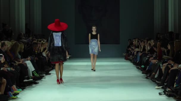 Modeshow. Vrouw model op de catwalk. Modellen. Langzame beweging — Stockvideo