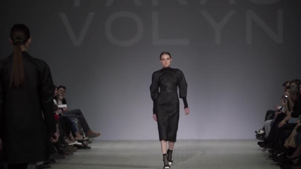 Modeshow. Vrouw model op de catwalk. Modellen. Langzame beweging — Stockvideo