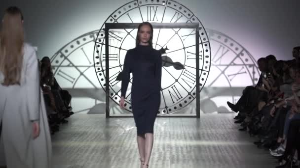 Fashion show. Woman model on the catwalk. Models. Slow motion — ストック動画