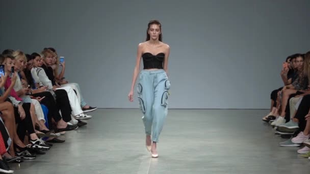 Modeshow. Vrouw model op de catwalk. Modellen. Langzame beweging — Stockvideo