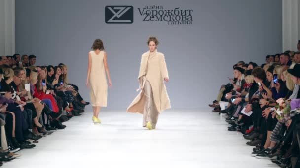 Modeshow. Vrouw model op de catwalk. Modellen. Langzame beweging — Stockvideo