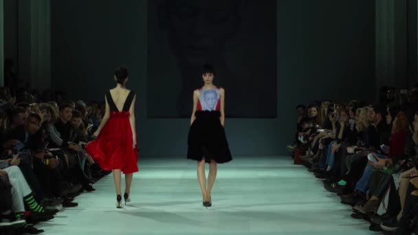 Fashion show. Woman model on the catwalk. Models. Slow motion — ストック動画