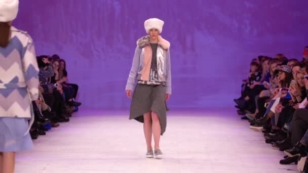 Modeshow. Vrouw model op de catwalk. Modellen. Langzame beweging — Stockvideo