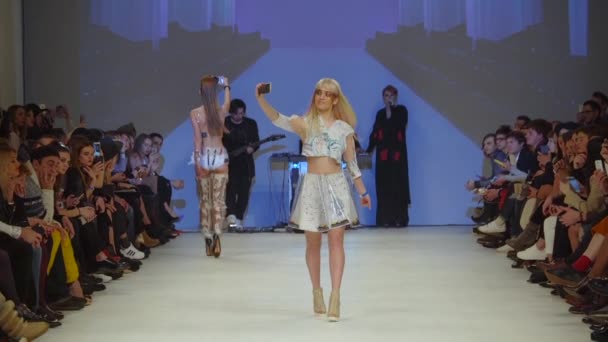 Modeshow. Vrouw model op de catwalk. Modellen. Langzame beweging — Stockvideo