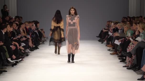 Modeshow. Vrouw model op de catwalk. Modellen. Langzame beweging — Stockvideo