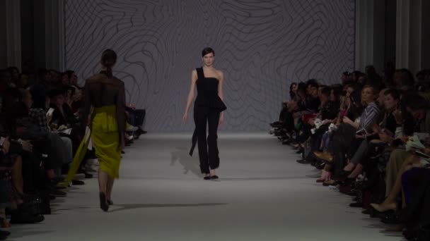 Fashion show. Woman model on the catwalk. Models. Slow motion — ストック動画