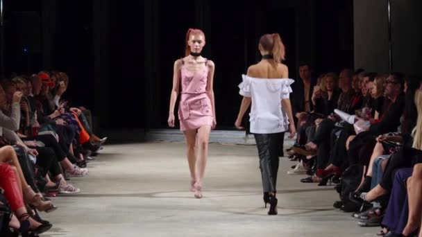 Modeshow. Vrouw model op de catwalk. Modellen. Langzame beweging — Stockvideo